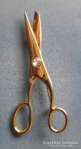 Scissors brooch with stone