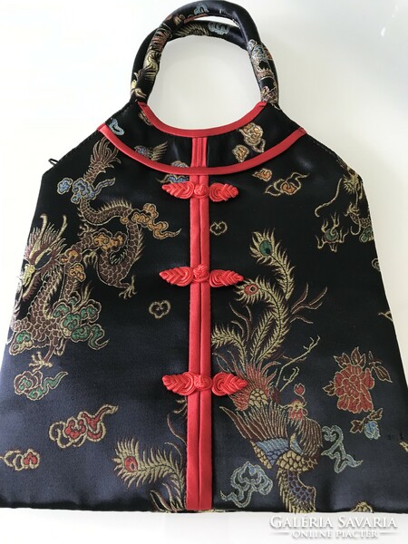Selyem alkalmi tàska jellegzetes kínai motívumokkal, 25 x 37 cm