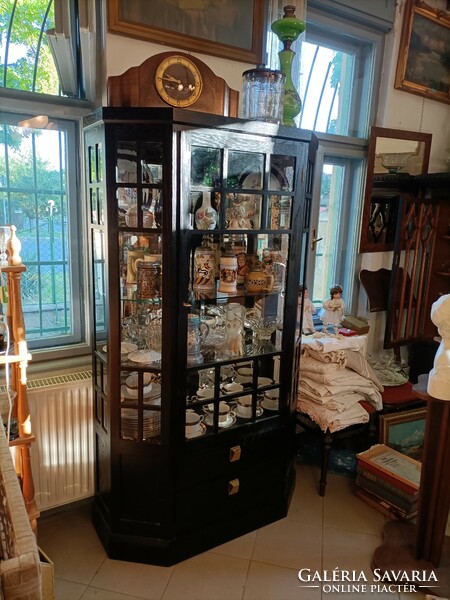 Késő art Deco vitrin fazettázott üvegekkel