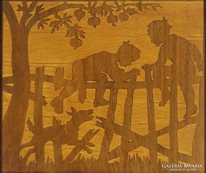 1I955 Régi fiúkat kerítésre kergető kutya intarziakép régi keretben 23.5 x 27 cm