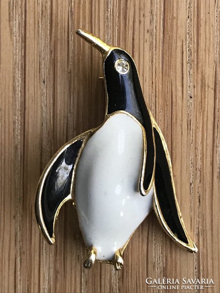 Zománcozott pingvin bross kristály szemmel, 4,5 cm hosszú