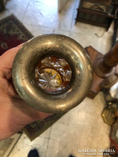 Szecessziós üveg váza, ezüst karimával, 10 cm-es magasságú.
