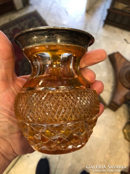 Szecessziós üveg váza, ezüst karimával, 10 cm-es magasságú.