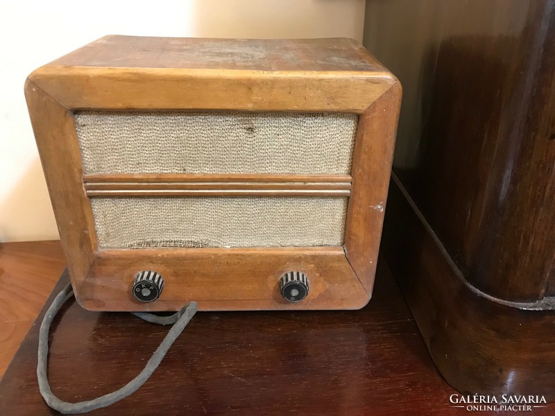 Wooden house nostalgia radio. Size: 30x24 cm