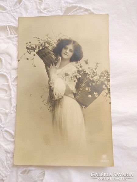 Antik képeslap/fotólap fiatal hölgy virágkosárral 1912
