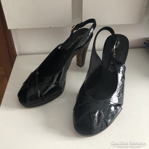 37 -A women's tamaris leather heeled sandals