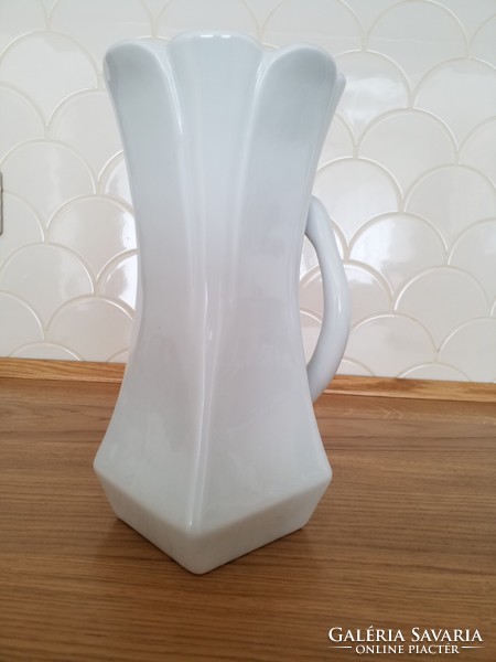 Fehér kerámia váza hattyúval