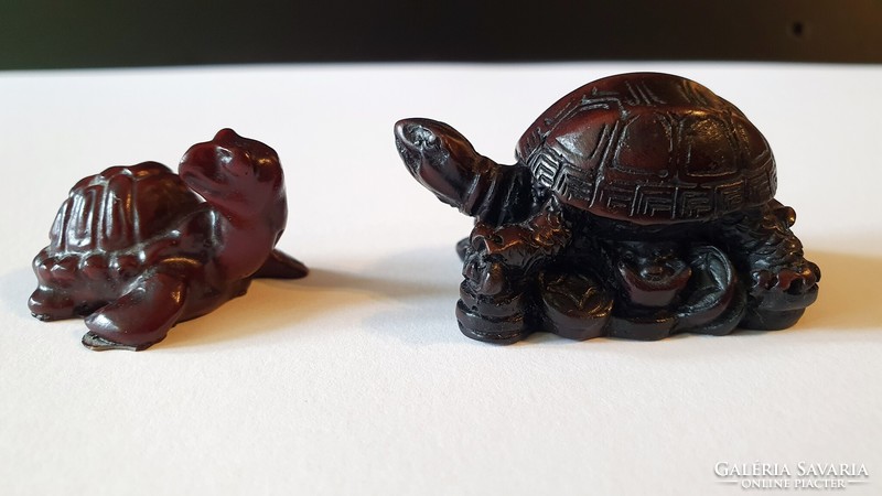 2 db. pici, féldrágakőből készült teknősbéka. 3,5 cm. és 5 cm. hosszúak