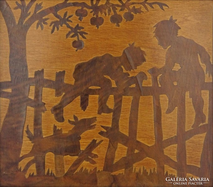 1J094 Régi fiúkat kerítésre kergető kutyás intarziakép régi keretben 23 x 26 cm