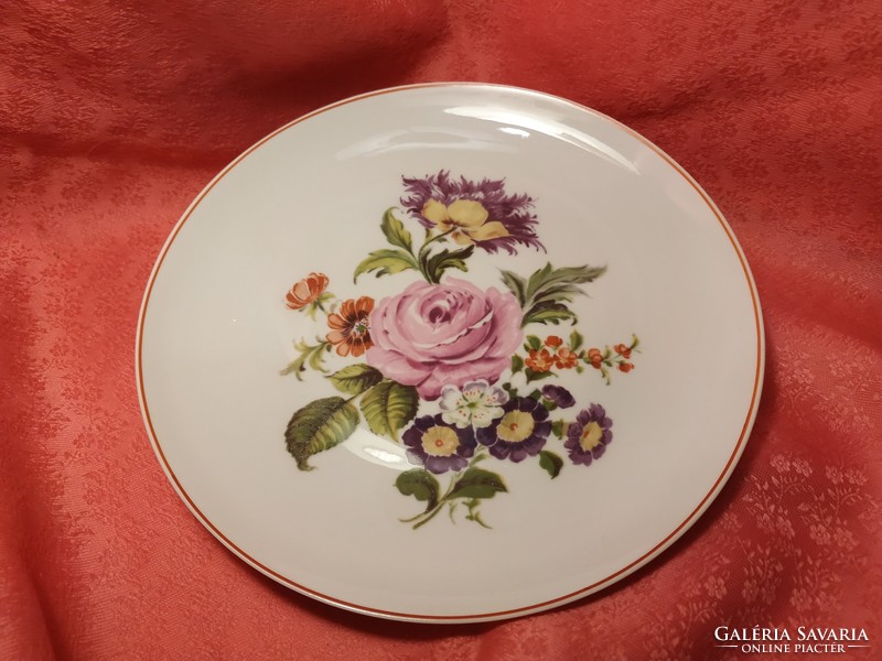 Gyönyörű porcelán virágmintás tányér
