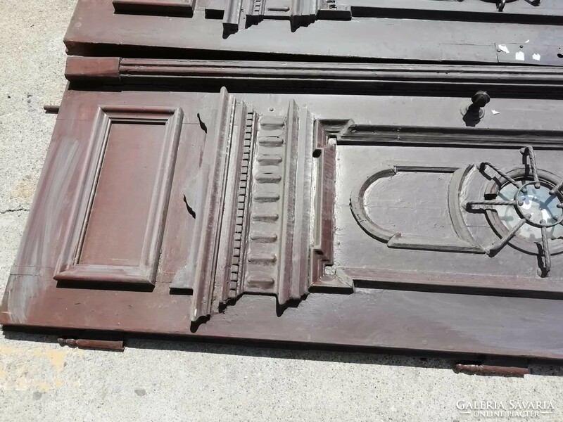 Bejárati kapu, belvárosi ház polgári kapuja, 19. század végi eredeti főbejárati ajtó, vas betét
