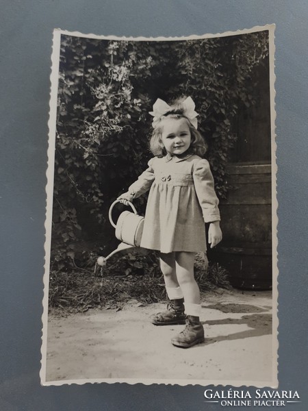 Régi gyerekfotó 1943 locsolós kislány fénykép
