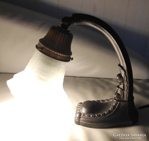 Art Nouveau table lamp with figural, sculptural decoration, socket with new cord. Fixed àron