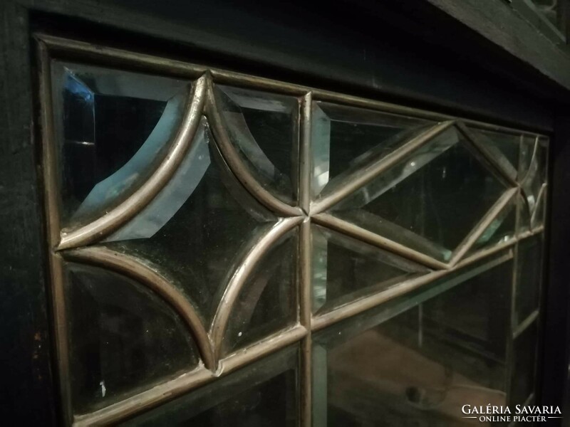 Szecessziós stílusú metszett, réz betétes fazettázott üvegű vitrines, fiókos patikai 1901-es bútor