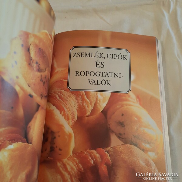 Vicki Smallwood: Száz recept kenyérsütő géphez   Édes kenyerek, sütemények, zsemlék, cipók stb.