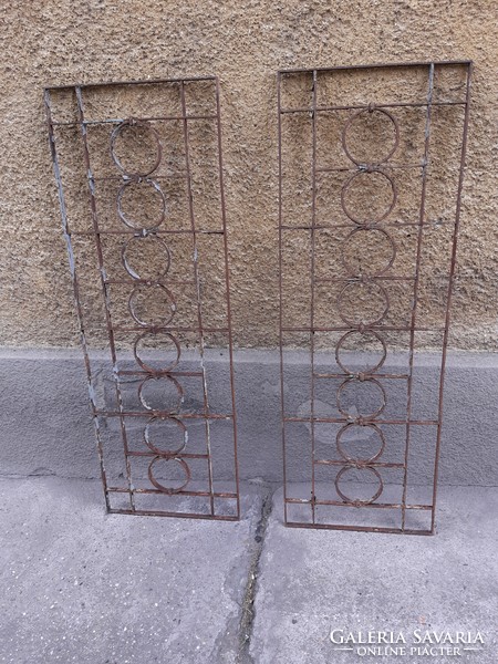 Antik kovácsoltvas ablakrács