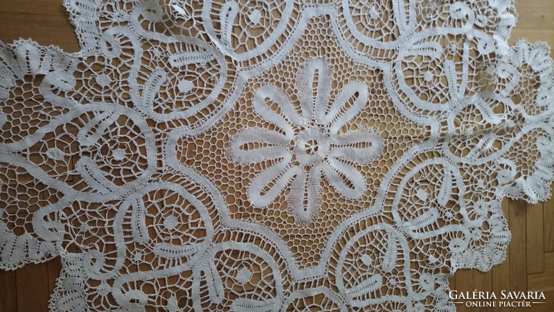 Antique Art Nouveau fabulous beaten lace 114 cm * 116 cm