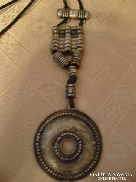 Es  E5 Unikális Bardócz Barnától Egyedi ,ezüstözött poncolt nyaklánc 46 x 6 cm ritkaság eladó