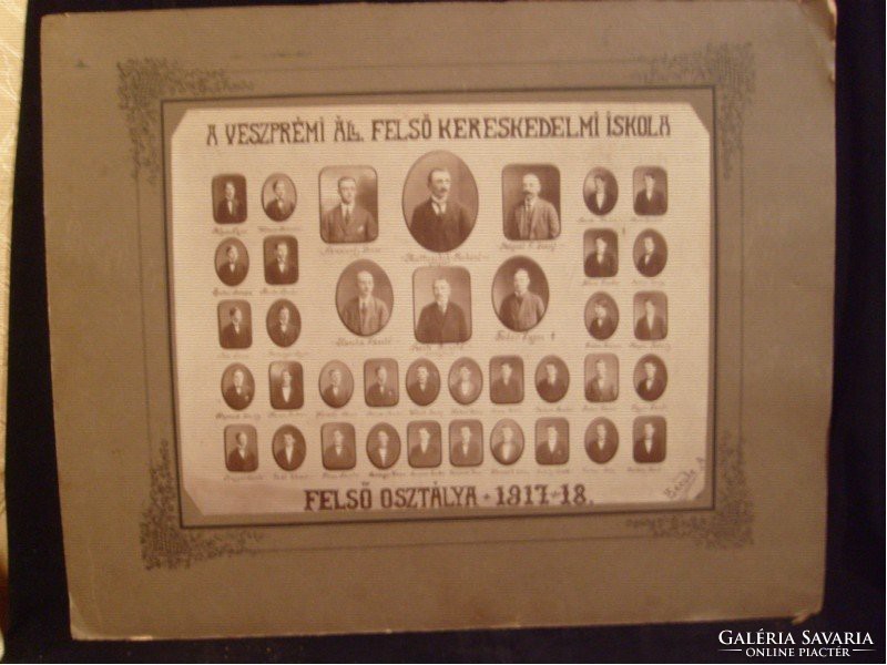 E10 CSALÁDFA  KUTATÓKNAK Tablókép 1917-18 Veszprém állami felső kereskedelmi iskola 6 tanár  32 diák