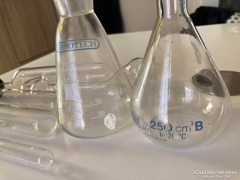 Laboratóriumi labor üvegek egyben