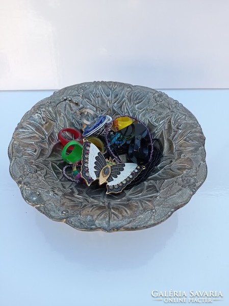 Flower pattern in jewelry bowl