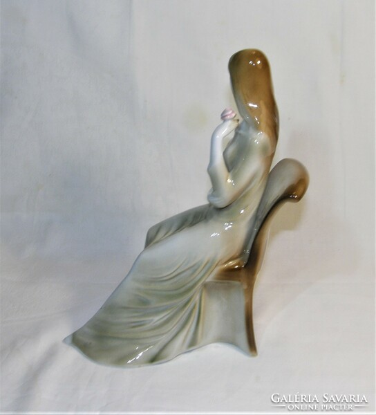 Ülő Nő virággal - Régi Zsolnay porcelán figura