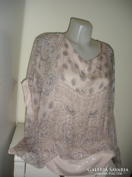 Silk, selyemtartalmú felső halvány rózsaszín alapon