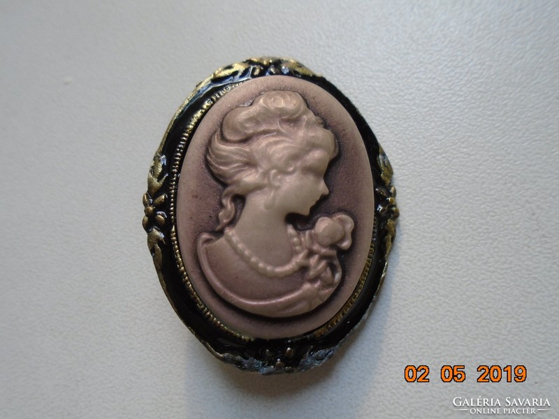 Older cameo brooch 3.5 x 3 cm