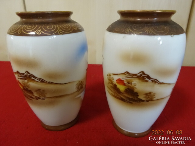 Japán porcelán váza, magassága 13 cm, két darab egyben eladó. Vanneki! Jókai.