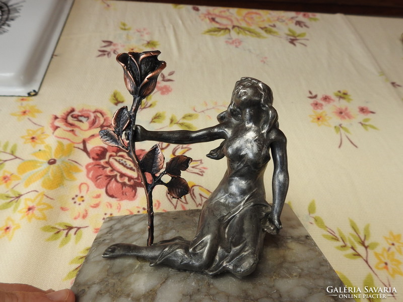 Nő rózsával - szecessziós ón szobor márvány talapzaton