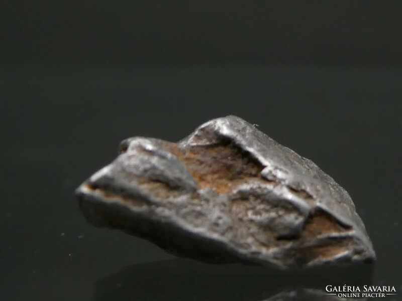 Kamacit változatú Gibeon vasmeteorit darab Namíbiából. 1 gramm.
