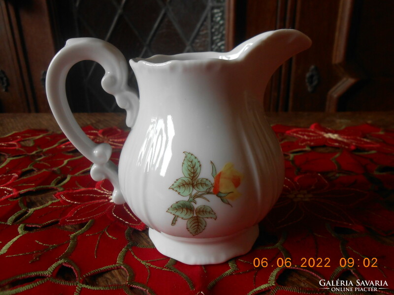 Zsolnay sárga rózsa mintás tej kiöntő, teás készlethez