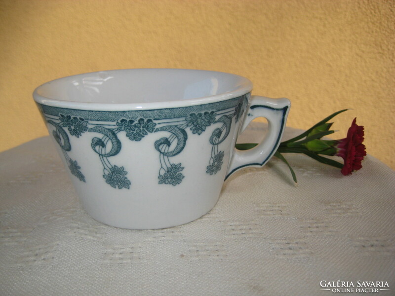 Zsolnay ,  teás császe  , az 1800 as évek  végéről  , Júlia  jelzéssel  10,5 x 6,2 cm + fogó