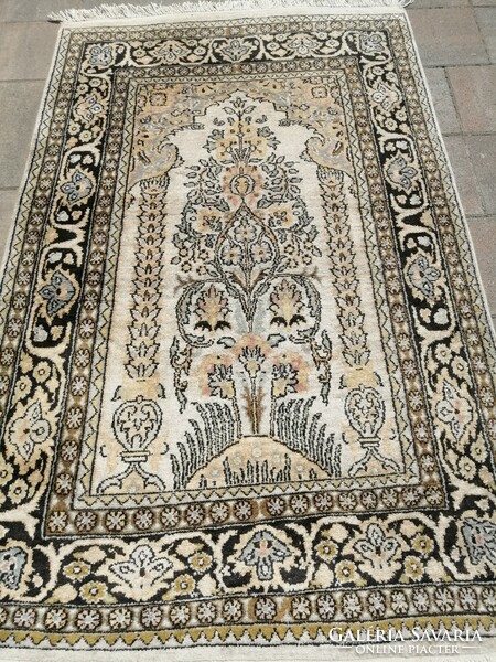 Kashmir kézi csomózású  100% selyem szőnyeg  szép állapotban. Alkudható!