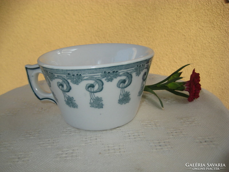 Zsolnay ,  teás császe  , az 1800 as évek  végéről  , Júlia  jelzéssel  10,5 x 6,2 cm + fogó