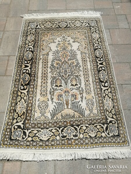 Kashmir kézi csomózású   selyem szőnyeg  szép állapotban. Alkudható!