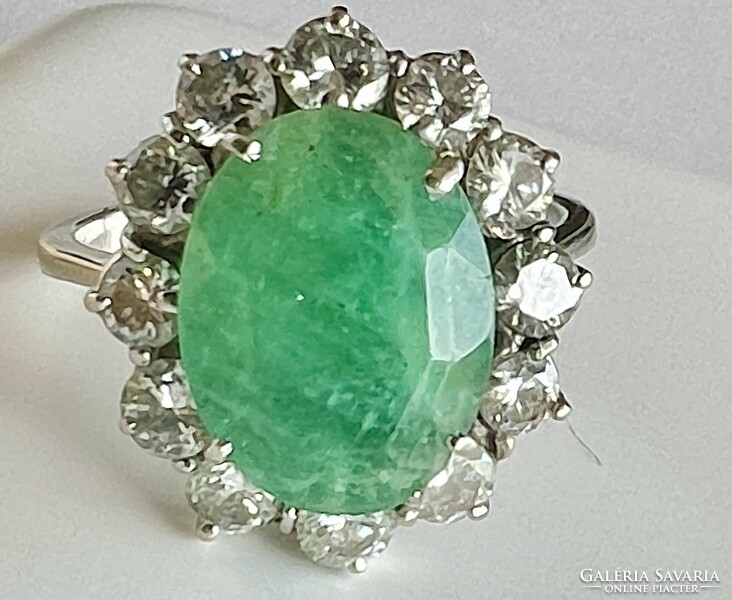 258T.  Smaragd (kb. 3 Ct) Briliáns (kb. 0,8 Ct) Fehérarany (4,5 g) gyűrű. Hófehér, Modern kövekkel!