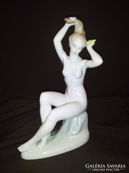 Aquincum porcelain: combing woman