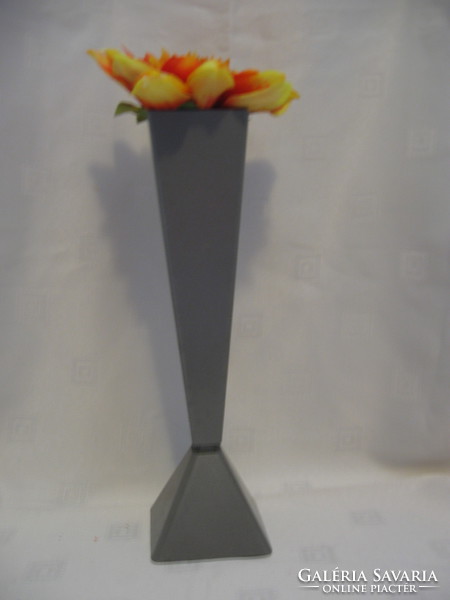 Szürke design fém váza vagy gyertyatartó