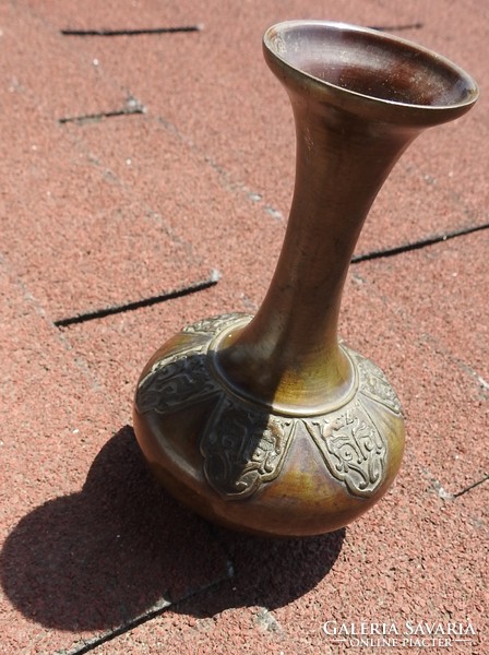 Barabás Lajos -  bronz váza domborított bronz dekorral