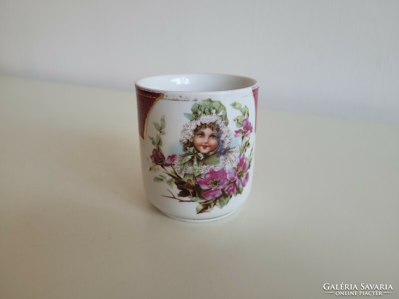 Régi porcelán kis bögre kislány mintás virágos csésze