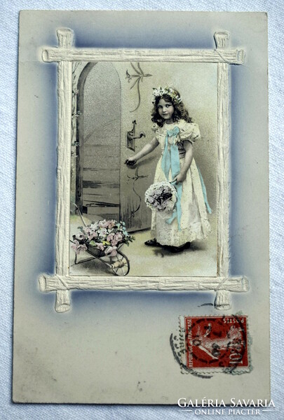 Antik dombornyomott keretben kép  képeslap kisleány rózsával