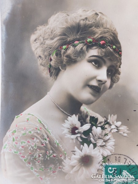 Régi képeslap fotó levelezőlap hölgy virágokkal