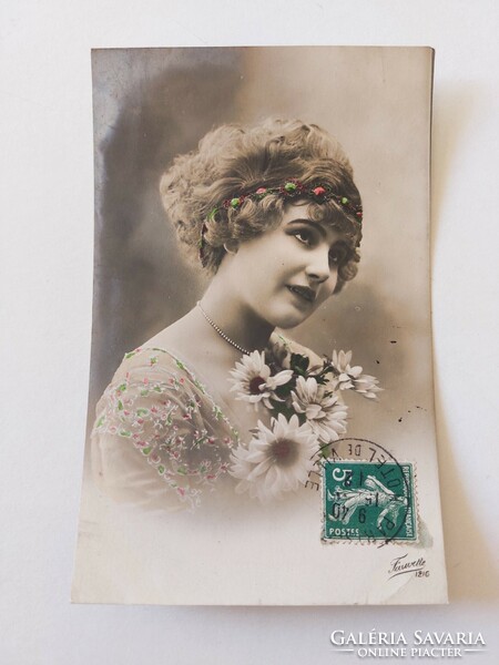Régi képeslap fotó levelezőlap hölgy virágokkal