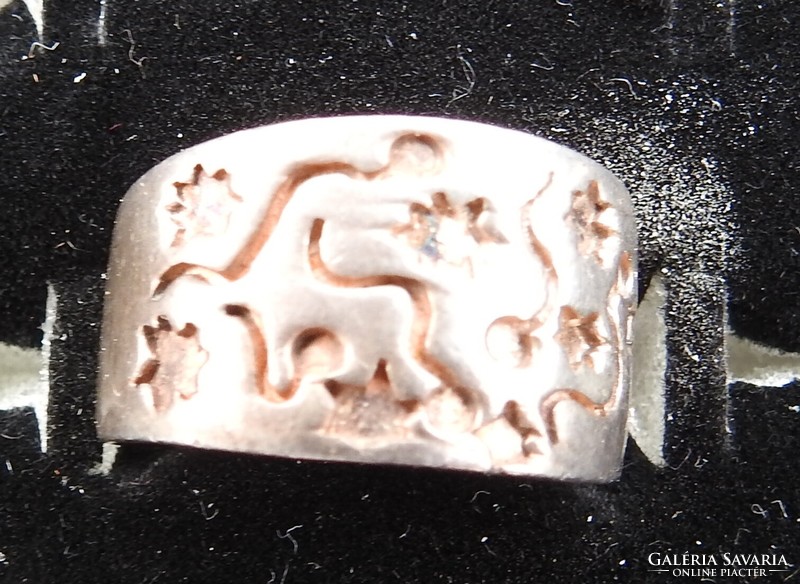 Old silver handicraft ring with recessed gilded pattern