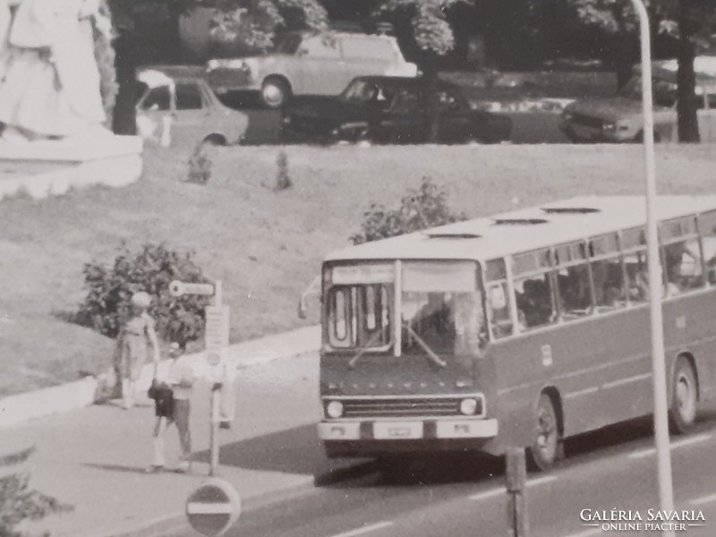 Retro utcakép fotó régi autóbusz vintage utcai életkép autók fénykép