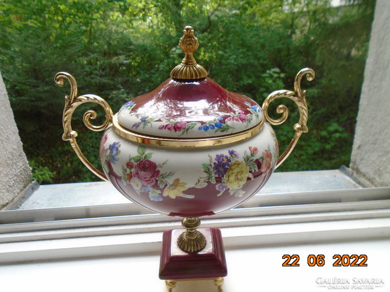 SEVRES jellegű Tűzaranyozott bronz szerelékkel és talapzattal,kézi festéssel,Empire váza 4 lábacskán