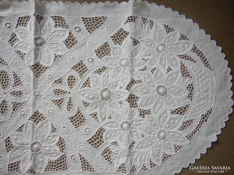 White tablecloth, table ornament; 100 cm x 48 cm
