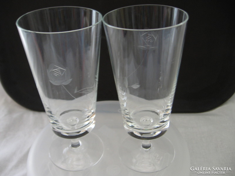 Couple with art deco rosy champagne glasses