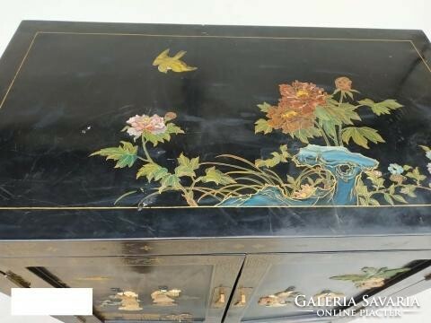 Antik kínai ázsiai bútor dombor berakásos festett gésa motívumos nagy fekete lakk szekrény 2020
